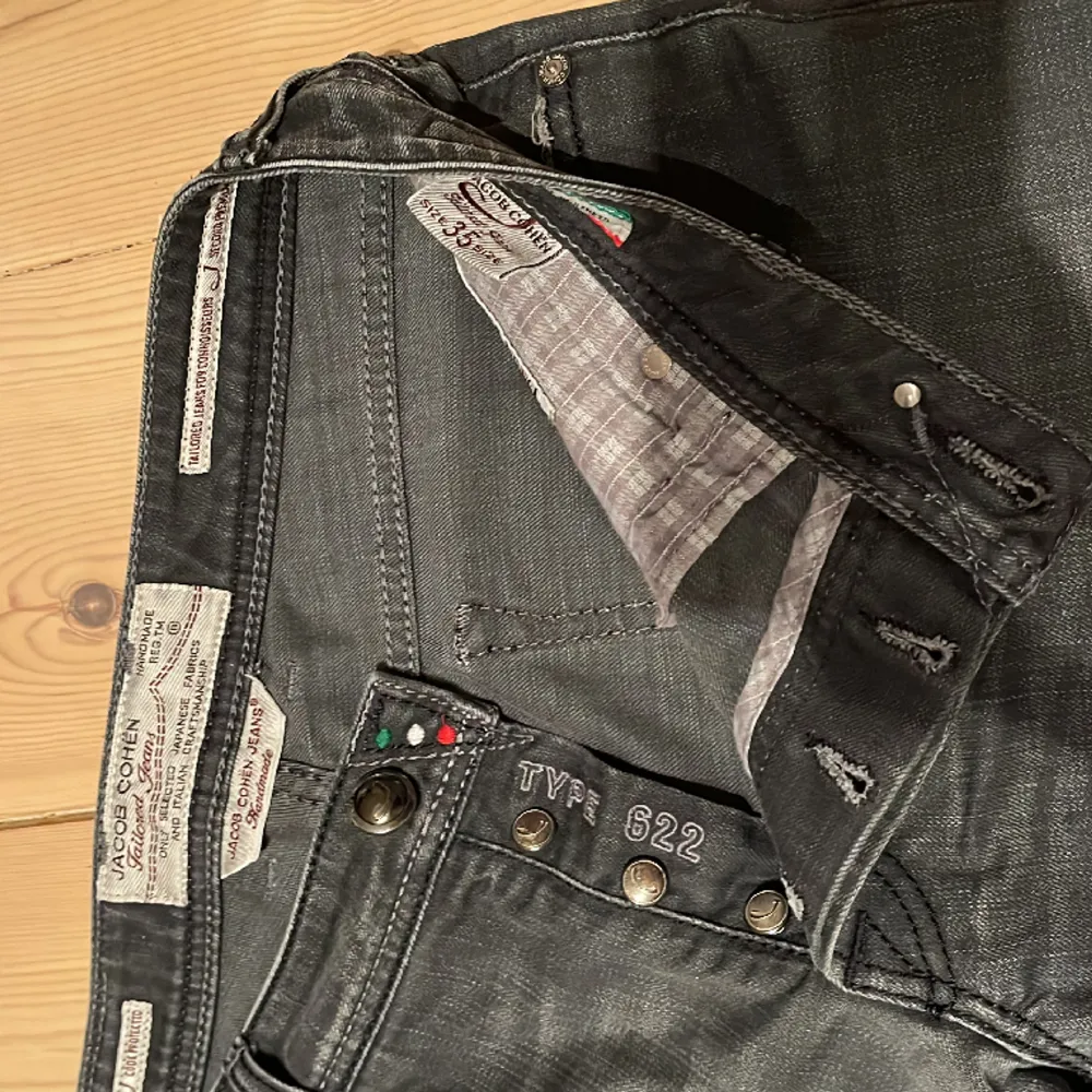 Jacob Cohen jeans, knappt använda, storlek 35 modell 622. Svart urtvättad färg, inga slitningar eller hål eller något. Jeans & Byxor.