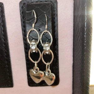 Örhängen!! - Jätte söt örhängen! De små säljer jag ett par för 60 och de stora för 80