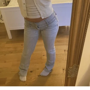 jeans - skitsnygga jeans som är köpte för 700 kr! har lite svårt att dra upp gylfen och knappen är lös men lätt att laga!  annars är som jättefina ❤️