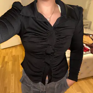 En fin svart skjorta/blus aldrig använd