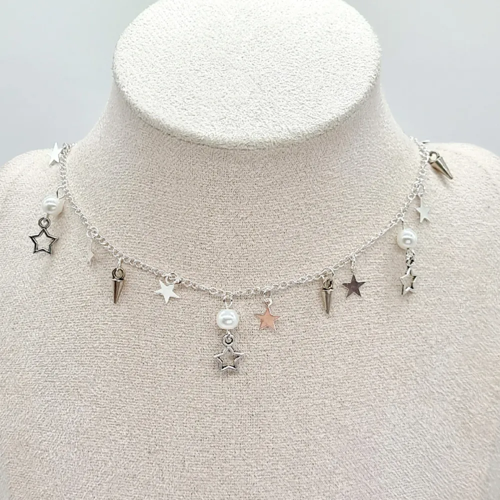 Handgjort halsband och exklusiv design🖤 Material- pärlor och zinklegeringar.  Längd: 42cm + 3cm, priset-130kr. Accessoarer.