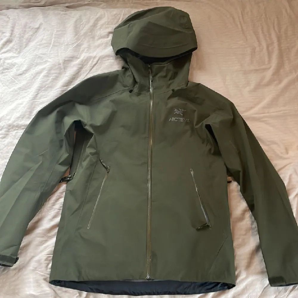 Riktigt fin 1:1 r3p Olive Grön Arcteryx jacka som är perfekt till vintern/våren, knappt använd, pm för bilder eller frågor, passar baggy på M och bra på L, pris går alltid att diskuteras! Replika! Gortexen funkar. Jackor.