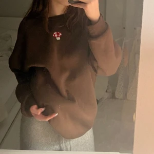 oversized tröja  - supersöt brun oversized tröja med broderad svamp säljs då den inte passar mig längre varmt och mysigt bra skick skriv för fler bilder/frågor⭐️