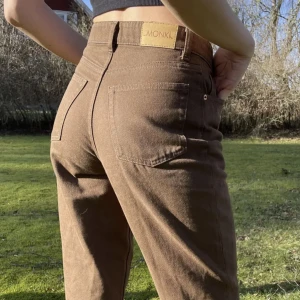 Bruna jeans - Från monki och i mycket bra skick! Säljes du jag växt ut dem🤍
