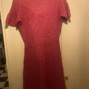 Snygg stickad klänning i 100% lin, one size, men skulle säga en medium. Fin djup rosa färg. 