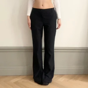 Kostymbyxor - Jättefina kostymbyxor med slits från Zara. Midjan är insydd till 74 cm (går att sprätta upp). Innerbenslängden är 82 cm.