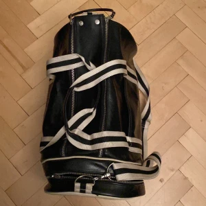 Fred perry väska - Har haft väskan i 3 år, bra skick och inte mycket använd. Nypris 1000. 