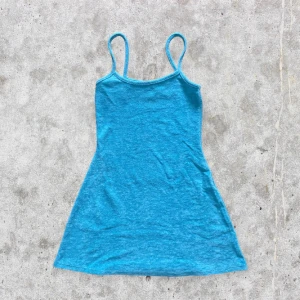 Blå klänning - En speciell klänning i blå färg från H&M. I fint skick. Materialet är 58% polyester och 42% bomull. För fler bilder eller mått kontakta mig!!! 💫