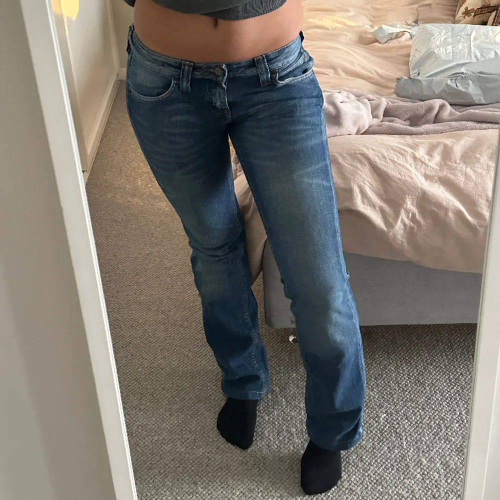 Säljer mina snygga Lee jeans då de är lite små för mig, brukar oftast ha 27 så skulle säga att jeansen är lite små i midjan midjan. Jeans & Byxor.