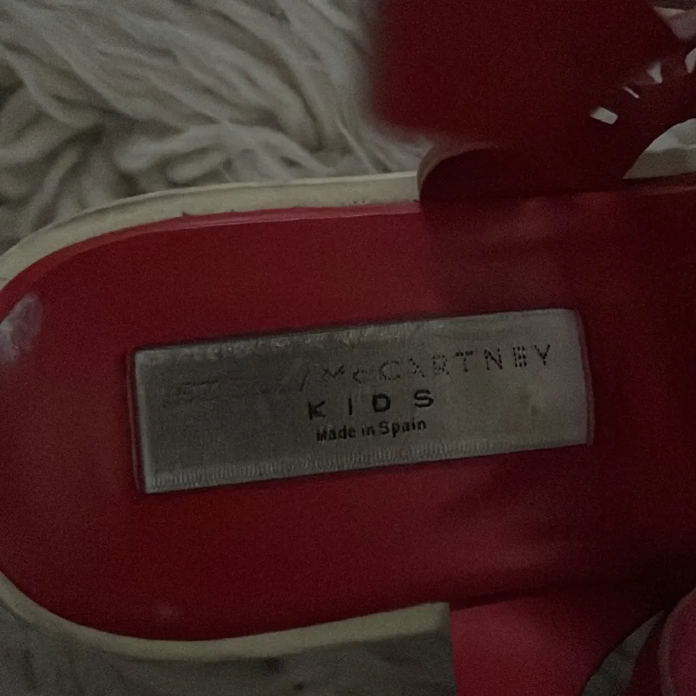 Hej säljer dessa supersöta och snygga sandaler från stellamccartny i strl 32. Skor.