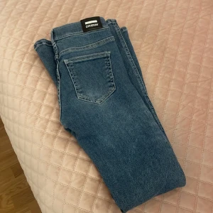 Flared jeans  - Mid waist, skit snygga från DR DENIM. I nytt skick.   Säljer då jag bara använder Low waist!  Nypris: 699 kr 