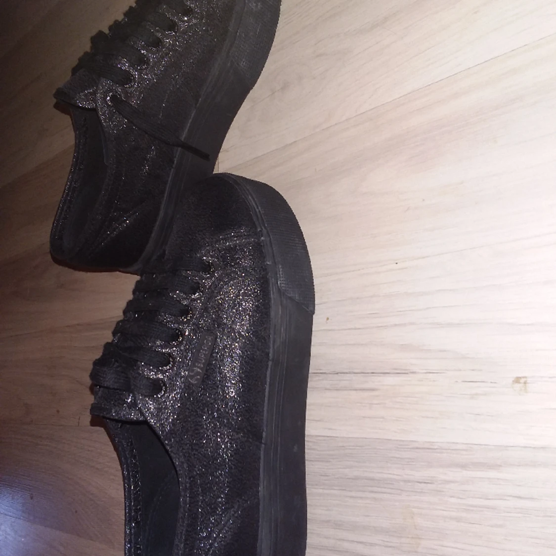 Svartglittriga platåskor från superga (nya)