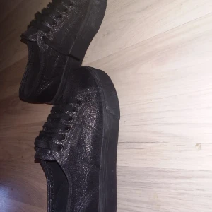 Svartglittriga platåskor från superga (nya) - Så himla fina men tyvärr för små för mej, rätt smala 39:or