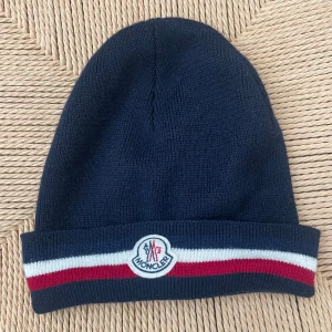 Moncler mössa - Äkta moncler mössa bra skick 