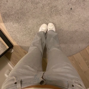 SJUKT SNYGGA JEANS - Så så snygga jeans i tunt tyg och världens drömmigaste färg!! De är en blandning mellan ljusblå och grå, nästan lite isig färg❣️hon på bilden är 165, obs lånade bilder!! Pris kan diskuteras vid snabb affär❣️