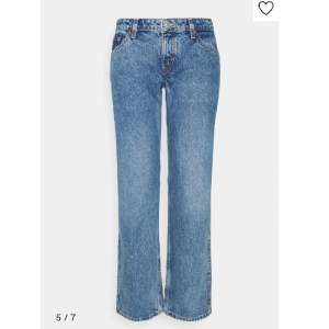 Säljer dessa jätte populära (slutsålda) arrow low straight leg jeans från Weekday då jag rensar garderoben!! Dem är endast använda 1 gång, står 32 men skulle säga att de är M/L i storlek💖💖 För referens så är jag 166 cm lång