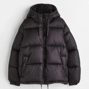 Hm puffer jacket - Hm vinterjacka, använd men k bra skick. Nypris 549kr, slutsåld online!
