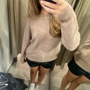 Zara stickad tröja - Säljer denna as snygga stickade tröjan från zara. Endast använd 3 gånger🤎