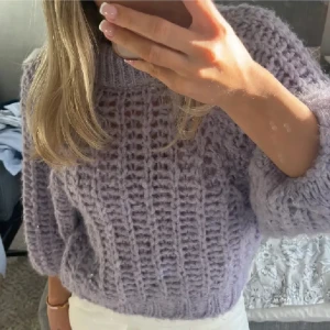 Trekvartsärmad stickad tröja - Säljer den här fina stickade från gina i stl S! Skicket är jättebra då den knappt är använd. Köpt för några år sedan💘 kortare ärmar (mina bilder)