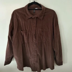 Brun manchesterskjorta  - Skjorta i Manchester - använd en gång