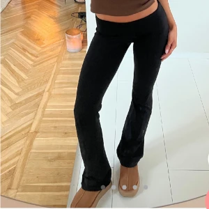 Yogapants Nelly  - Säljer då jag inte kan skicka tillabka. Lappar och påsar kvar. Endast provade en gång. Storlek M men passar mig som brukar ha S! 