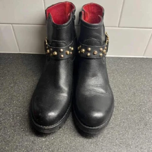 Skor. Stl40 - Skor som enbart är testade. Har blivit lite märken som tillkommit i förrådet. Finns bild på det.