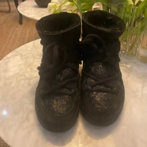 GLITTRIGA INUKIIS - Ett par svarta inukiis⭐️ som är ganska använda men går att piffa till! Storlek 37! Inga synliga difekter, enda direkten är inuti sulan där den bara fått en liten spricka!