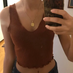 Top/ linne  - En top som är väldigt fin. Den är i bra skick. Använder inte den längre. Säg till om ni vill ha fler bilder eller ny pris 😊
