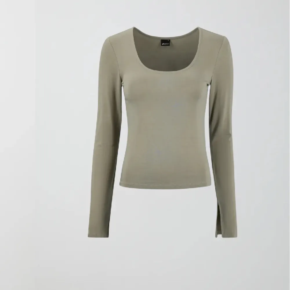 Säljer en as snygg tröja från Gina som är populära just nu. Strl xs och är helt i nysick använd kanske 2 gånger! Köpt för 200 säljer för 170kr. T-shirts.