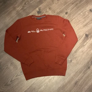 Sail racing hoodie - Säljer pga den är liten för mig.  Skick: 10/10 Använt den en gång bara.  Pris kan diskuteras vid snabb affär.