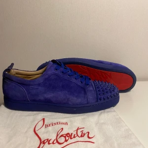 🔷Christian Louboutin🔷 - 💫Christian Louboutin💫 Storlek: 43 (passar 44)🙌, skick: 8/10 imo (finns ett flaw på ena hälen) 🦋 Dustbag medföljer, äkthetsbevis går även att ordna✅ Vid frågor, fler bilder eller andra funderingar så är det bara att skicka ett meddelande 📣 