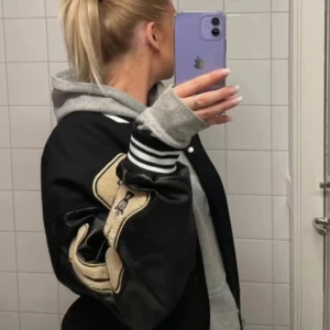 Jacka  - Säljer min älskade jacka som jag köpte ett tag sen, jag älskar denna jackan men den börjar bli lite för liten i armarna för mig. Men den är som en M/L alltså mer overside jacka. Jag köpte den från den originella sidan ” äkta ” för 700kr 