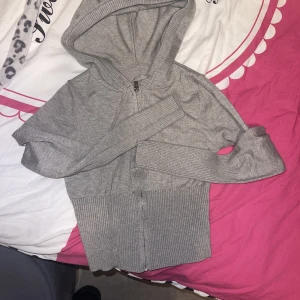 Grå kofta - Grå kofta 