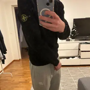 Säljer min helt nya Stone island tröja i storlek S. Tyvär inget kvitto, men köpt på ”NK” och nfc funkar såklart.  Pris kan diskuteras vid snabb affär. Mvh William.