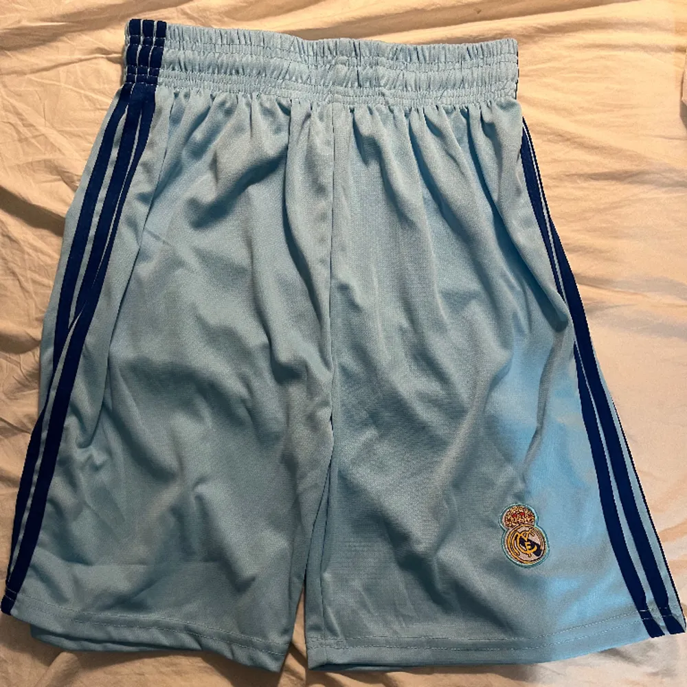 Real madrid shorts. Jeans & Byxor.