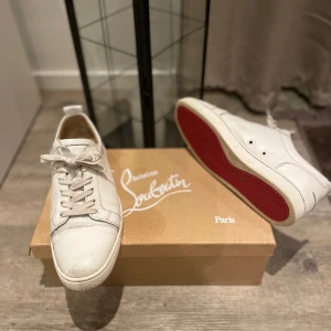 Christian Louboutin Skor - Säljer denna gång ett par riktigt feta loubs. Dom är lite slitna men inga hål eller nått bedöm själv på bilderna. Storlek 42,5 passar perfekt om du har 43. Finns tyvärr inga dustbags kvar.