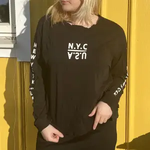 En långärmad svart tröja från H&M i storlek XL🥰 den har ett ganska tunt material så inte samma som en tjocktröja