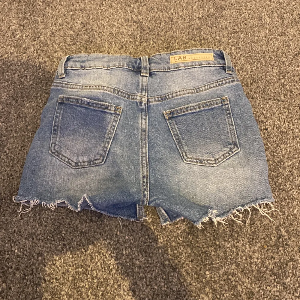 Säljer dessa supersnygga jeansshorts ifrån LABindustries. Dem är gamla men i bra skick. Passar fint. Skriv privat för flera frågor💕. Shorts.