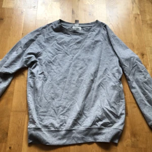 Grå tröja - En tunn grå tröja från Monki i storlek XS. Tunn och användes sällan
