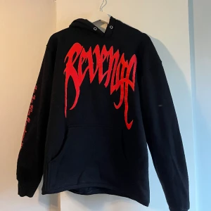 Revenge tjocktröja - Oversized Revenge/X-Merch som tyvärr saknar snören, riktigt snygg och härlig att ha hemma