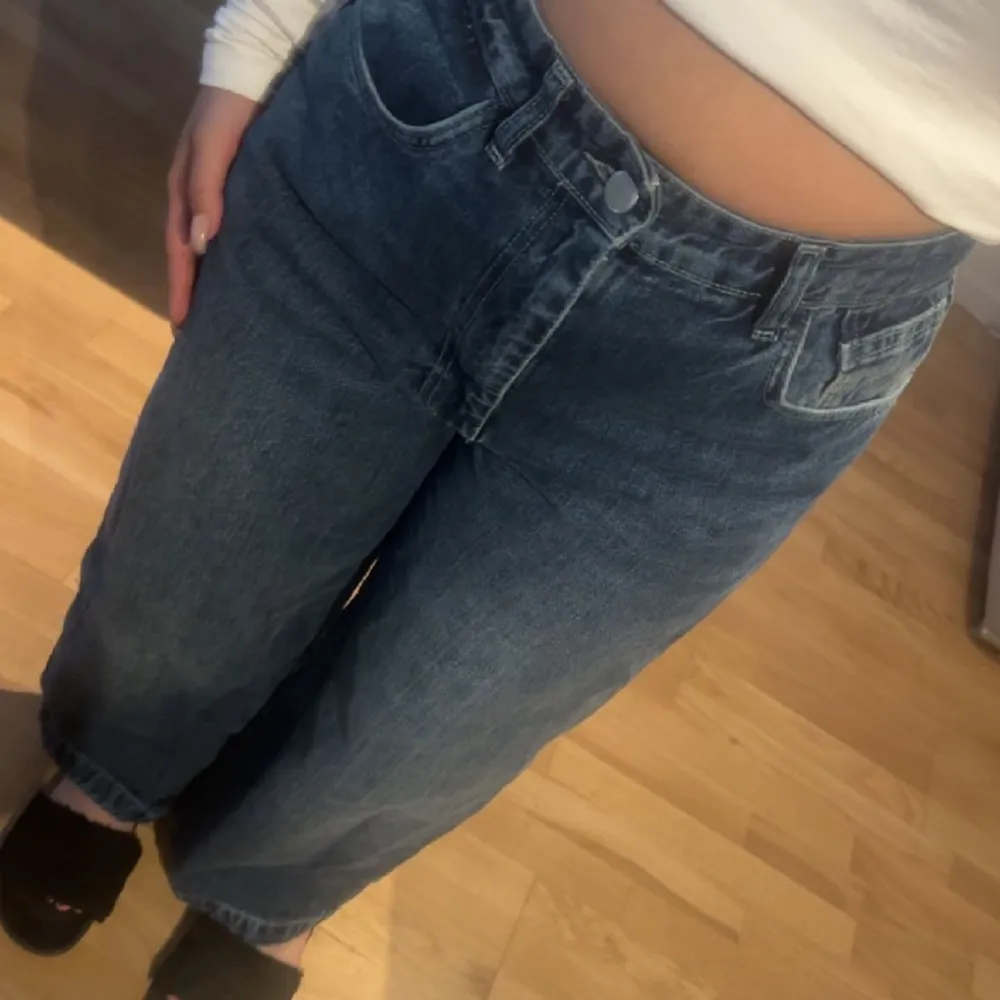 Fina jeans från zara storleken är 38/S och jag väger 67 kg och är 161 cm lång. Passar mig super bra och skön och ha på sig. De är straight fit och får en liten form där bak. . Jeans & Byxor.