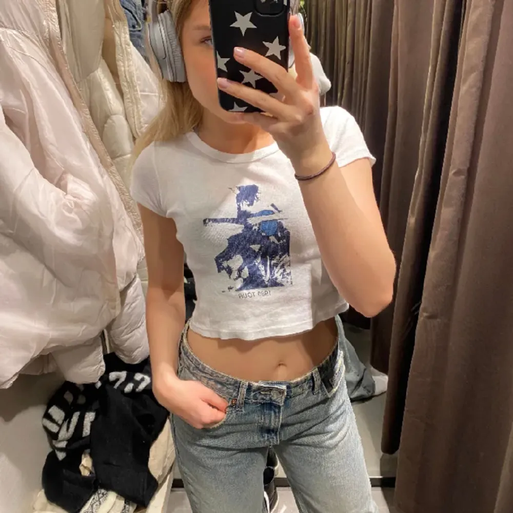 ”Graphic baby tee” från Brandy Melville. Storlek XS men stretchig, så passar XS-M💘 (jag brukar själv ha S i överdel, nu ser hur dennpssar mig på bilderna). Bara att skriva vird frågor🤗. Toppar.