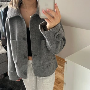 Kappahl kappan  - Den populära kappan från kappahl, köpt förra vintern i butik för 899 men den är använd så pass lite så jag väljer att göra mig av med den. Tryck inte på KÖP DIREKT utan skriv privat om du är intresserad av att köpa! 💛