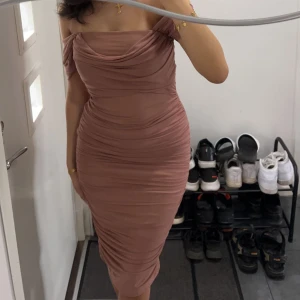 Rosa klänning - Säljer min fina rosa klänning, nyskick endast använd en gång. Storlek xs