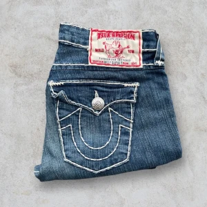 True religion jeans  - Köpta här på Plick men säljer tyvärr dom då de ej passa mig. Kan tänka mig sänka priset vid snabbt köp❤️ tveka inte kontakta för frågor!❤️ bilderna är ej mina:)   Midjemått: 39 Innerbenslängd: 73 