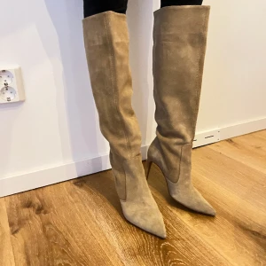 Stövlar i mocca 36 - Stövlar i mocca läder från Zara Aldrig använda.  