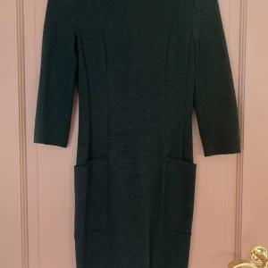 Svart klänning från Tiger of Sweden, strl 36 - Grå/svart klänning från Tiger of Sweden i storlek 36. Riktigt fin och i fint skick. Nypris runt 3000kr.