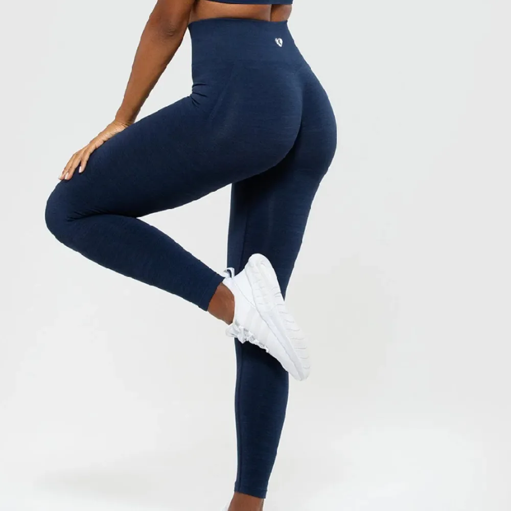 Nya blå träningstights från Womens Best, endast testade på. Formar fint och sitter skönt. Mörkblå färg. Ny pris 450 kr.. Jeans & Byxor.