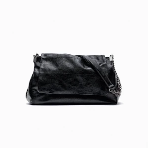 Zara svart väska - Skitcool svart väska från zara med fakeskinn. Älskar den är väskan och har använt den mycket så den har små tecken på användning men tycker bara det är coolt. Säljer för att jag har en liknande. Skriv för frågor, fler bilder eller om du vill köpa!❤️