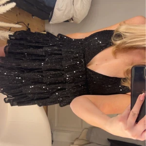 glittrig klänning - så snygg glittrig klänning, perfekt till nyår!! aldrig använd och prislapp kvar❤️